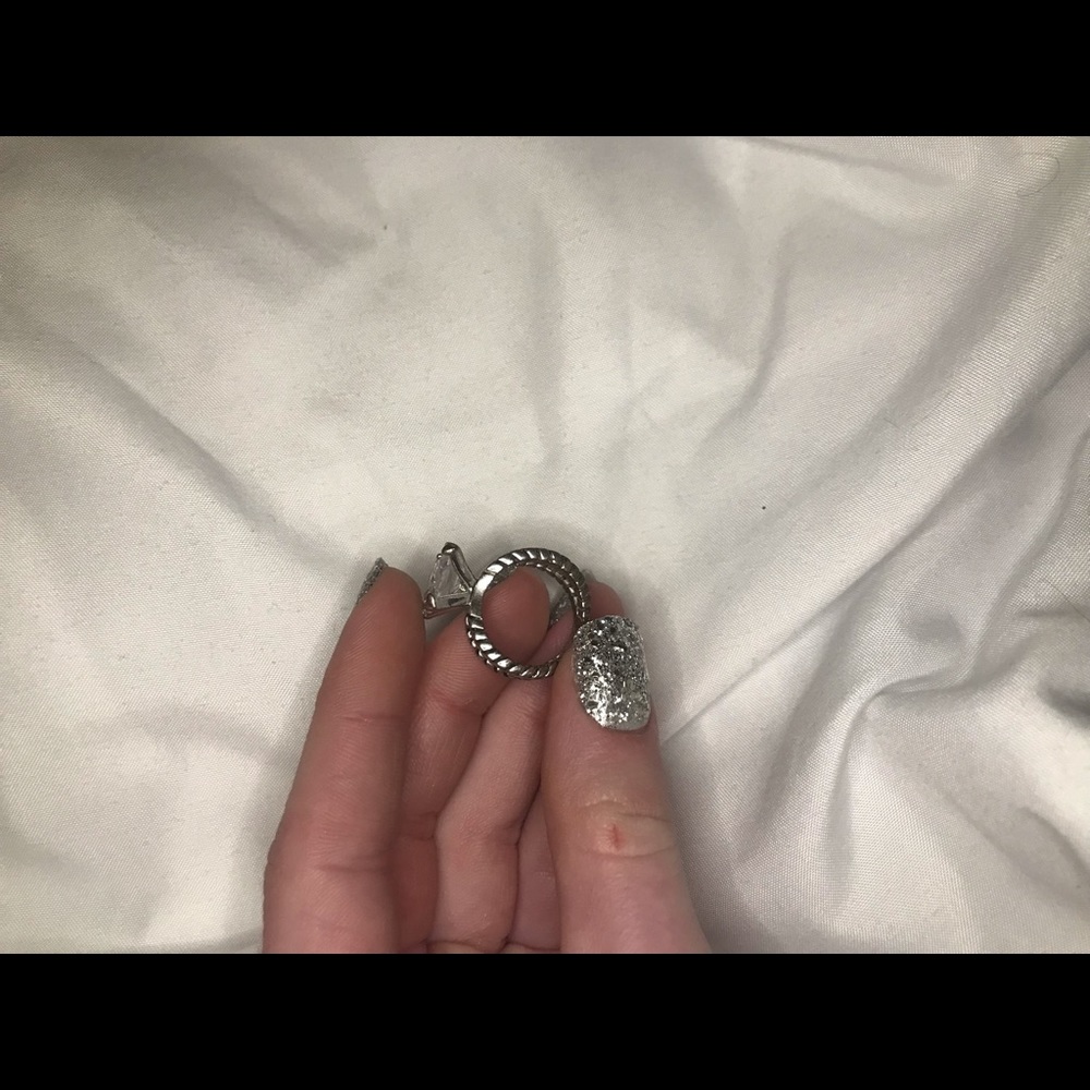Diamond ring - Picture 2 of 3